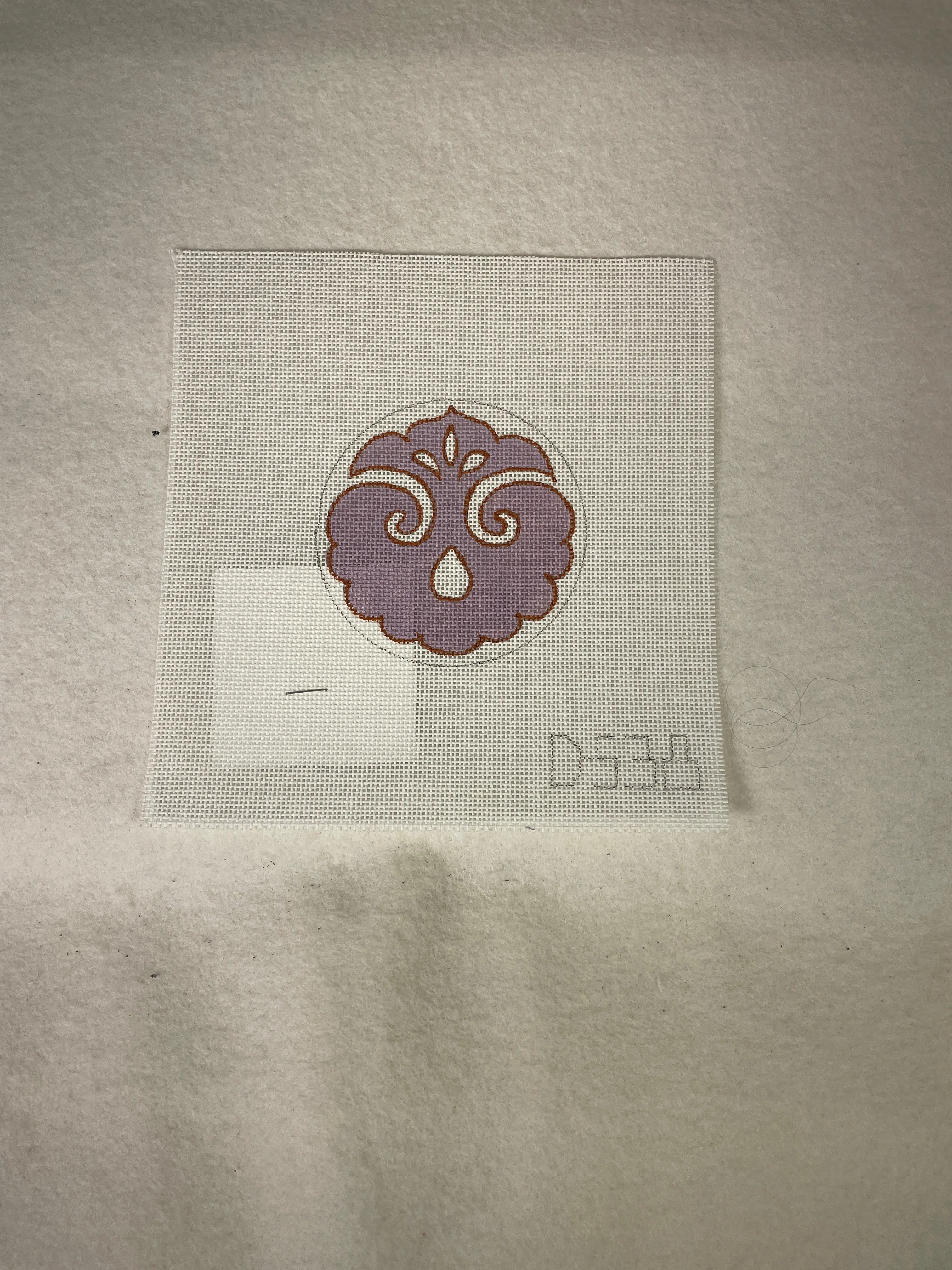 * SALE / Julia's Needleworks 18M D-538 Round