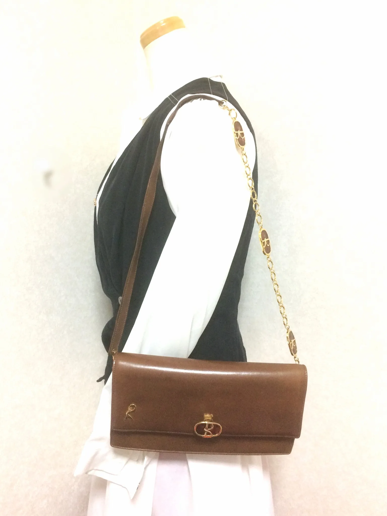70's vintage Roberta di Camerino brown genuine leather purse with R cham chains. A rare masterpiece