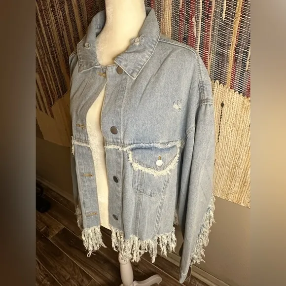 BNWT, PLUS POL cropped, distressed denim jacket with fringe