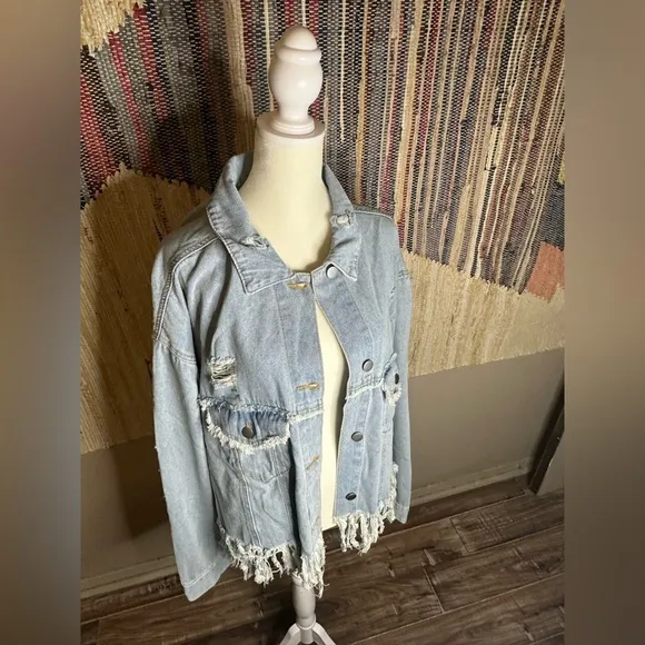 BNWT, PLUS POL cropped, distressed denim jacket with fringe