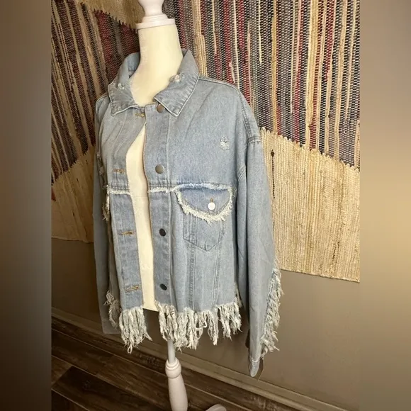BNWT, PLUS POL cropped, distressed denim jacket with fringe