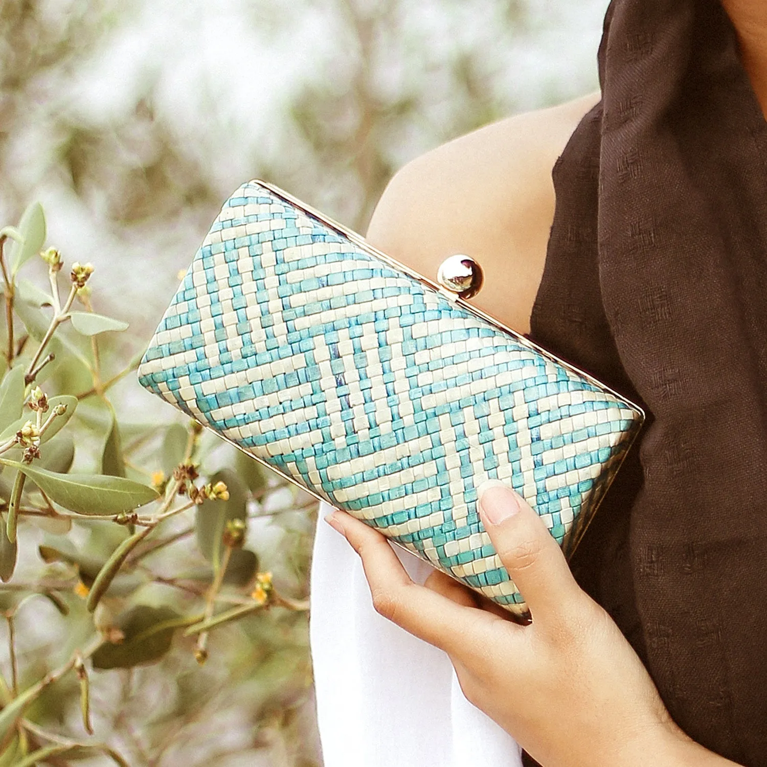 Kotta Biru Handwoven Straw Clutch