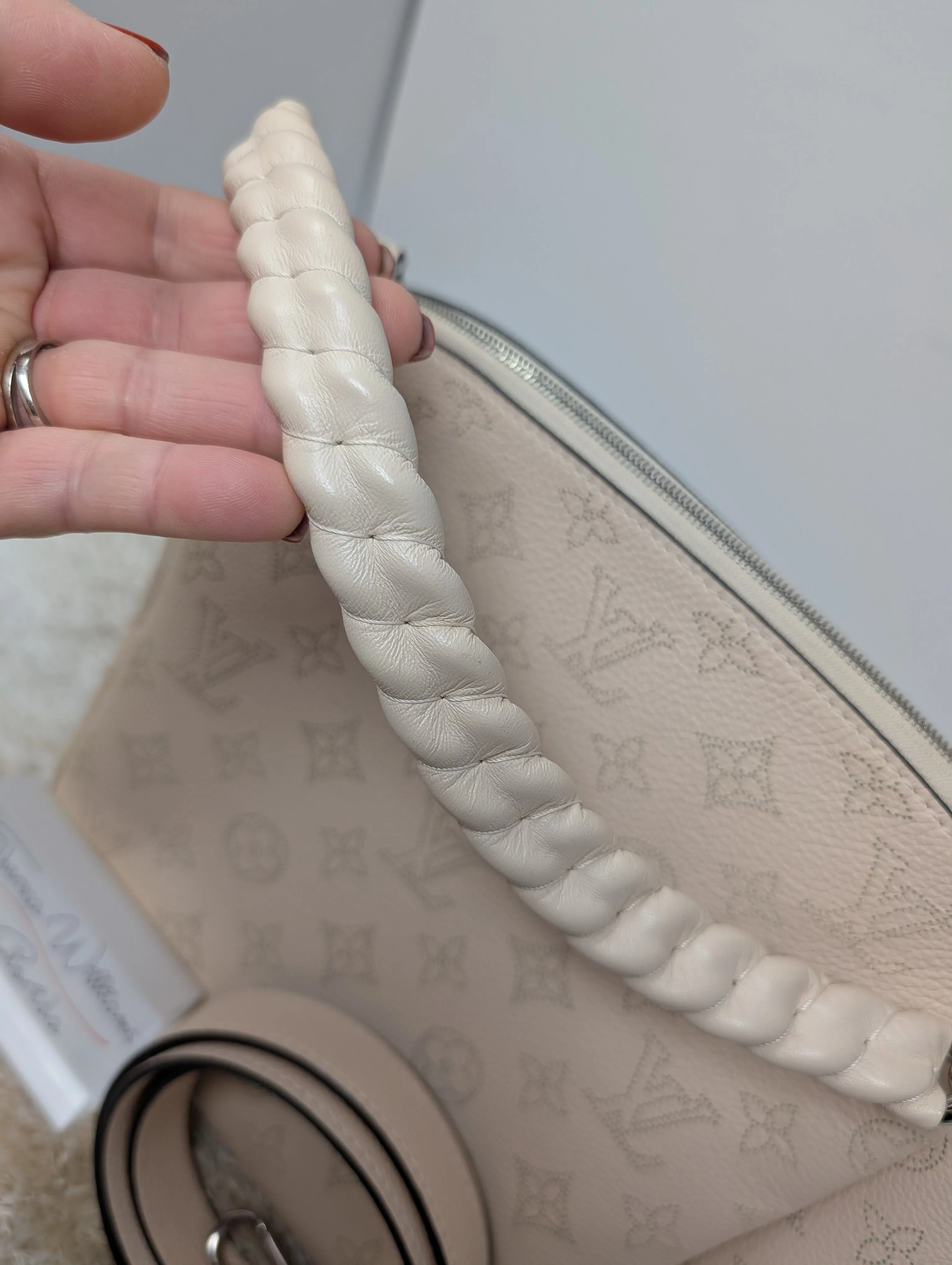 LOUIS VUITTON IVORY MAHINA BABYLONE BB CROSSBODY
