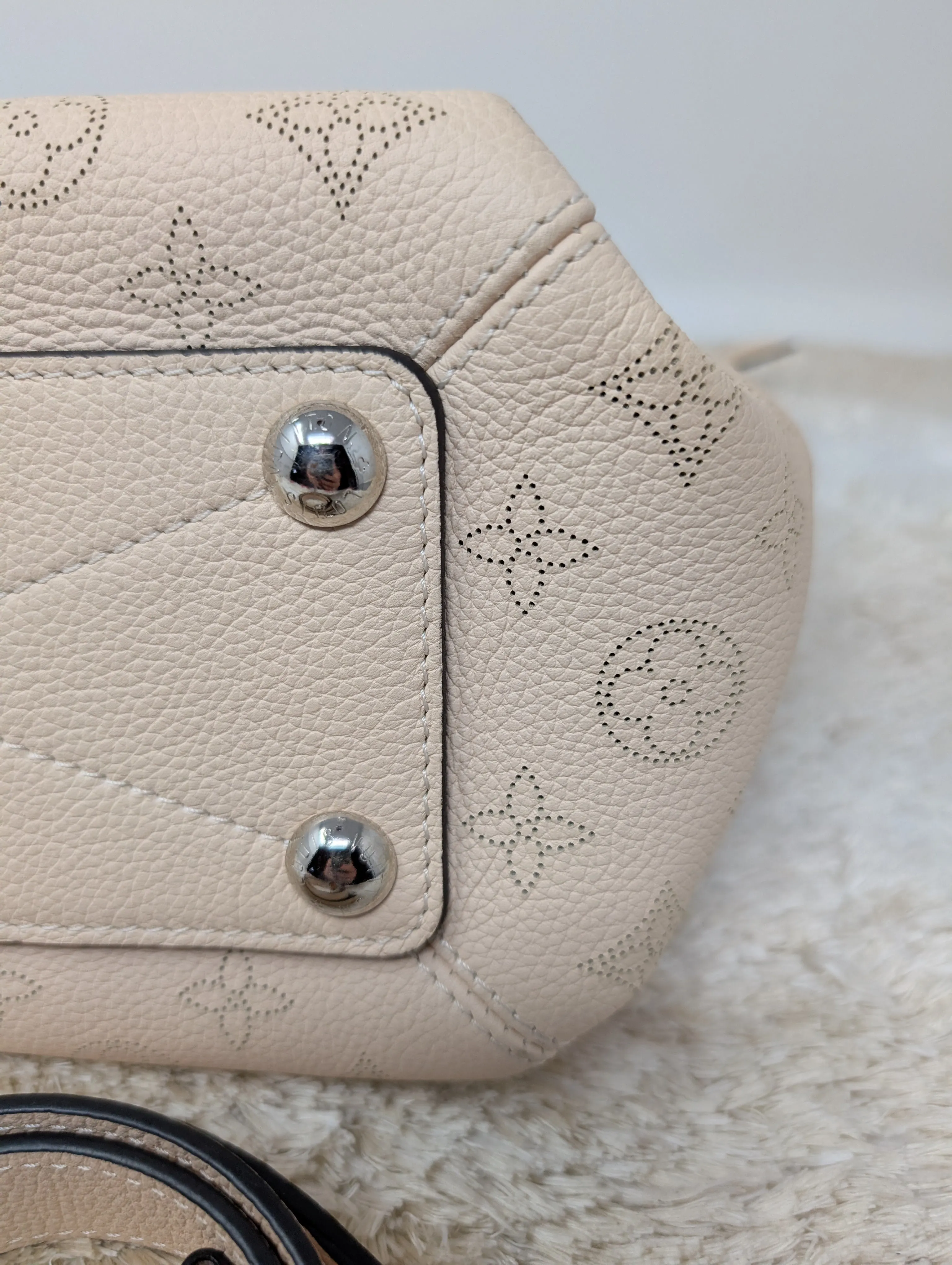 LOUIS VUITTON IVORY MAHINA BABYLONE BB CROSSBODY