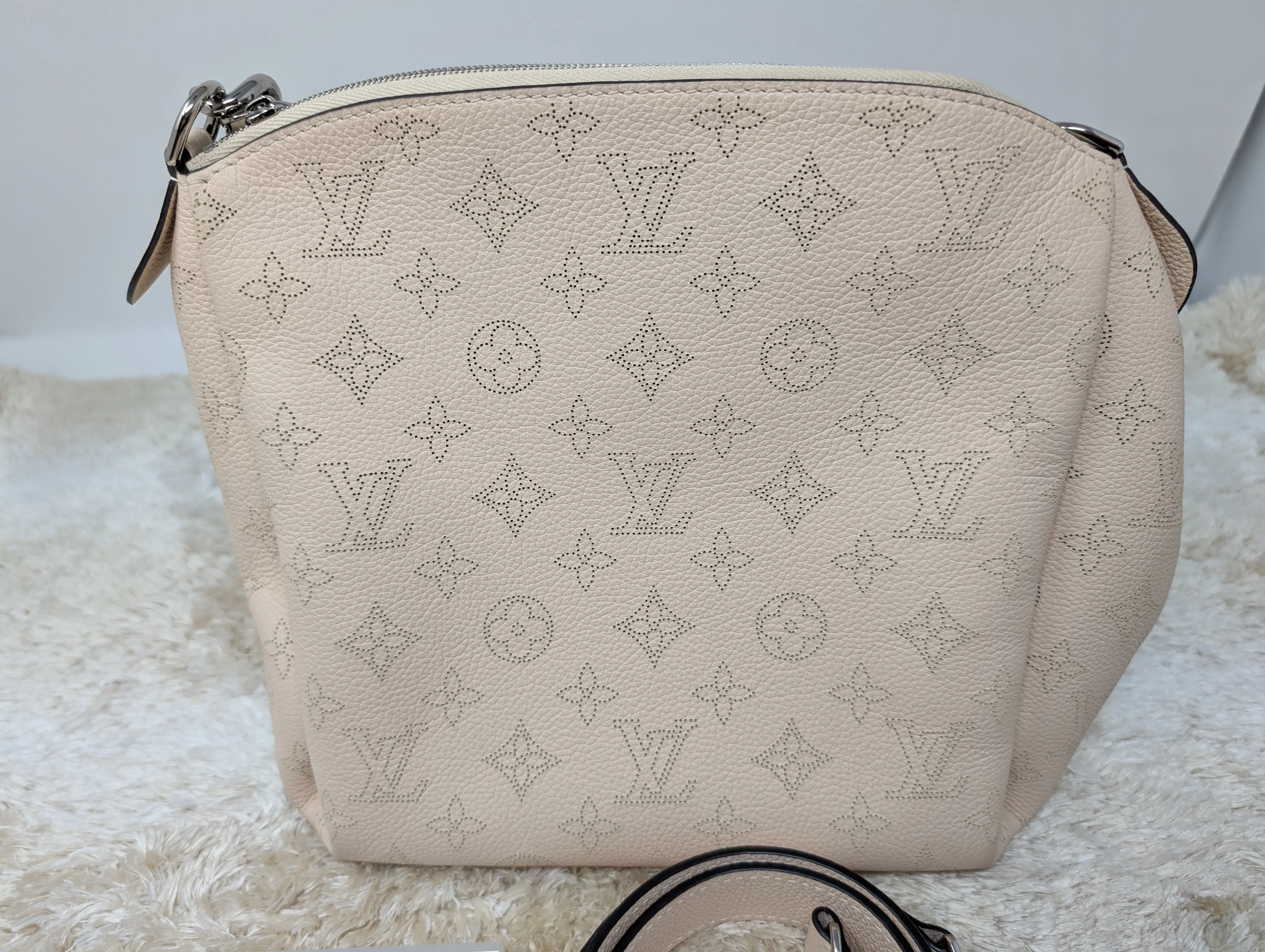 LOUIS VUITTON IVORY MAHINA BABYLONE BB CROSSBODY