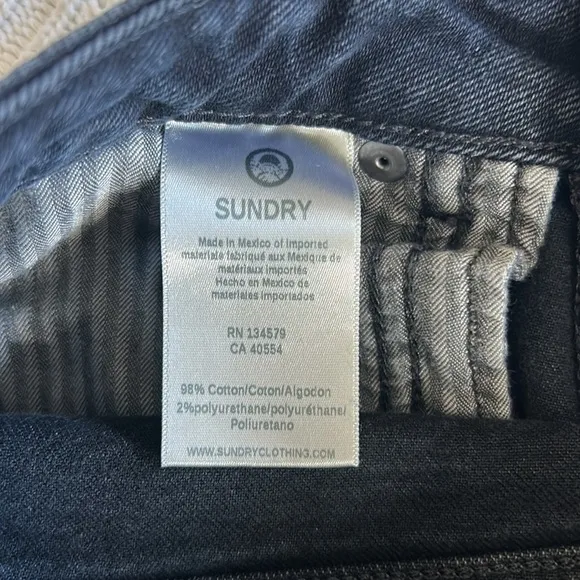 Sundry • star embroidered ankle jeans
