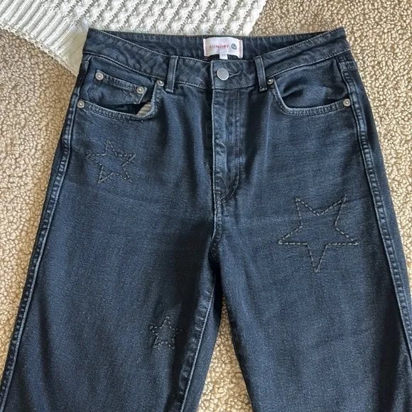 Sundry • star embroidered ankle jeans