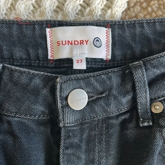 Sundry • star embroidered ankle jeans
