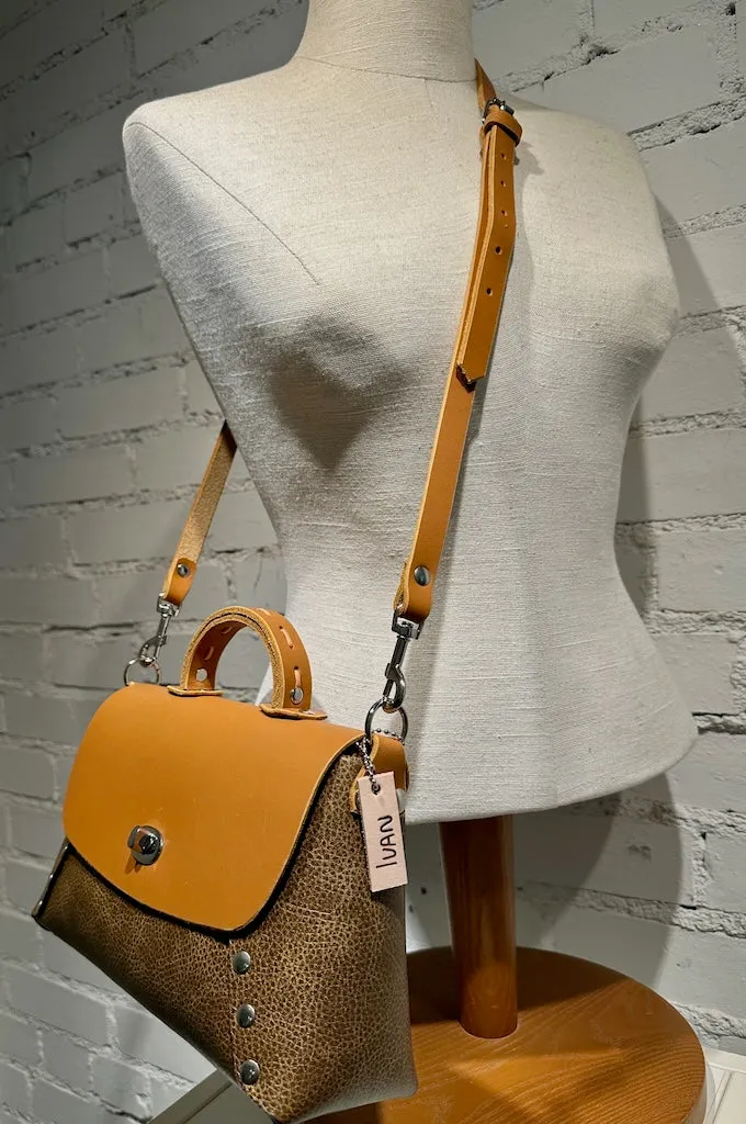 TOBACCO LEATHER CROSSBODY HANDBAG WITH ADJUSTABLE STRAP AND SHORT HANDLE II239